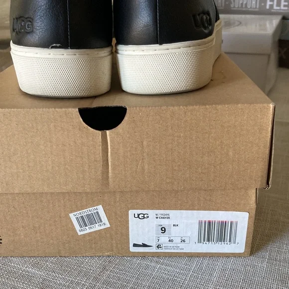 UGG size 9 Leather Slip Ons - Picture 7 of 9